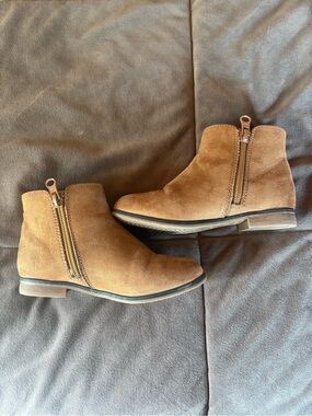 Cat & Jack Kids Tan Suede Side-Zip Ankle Boots